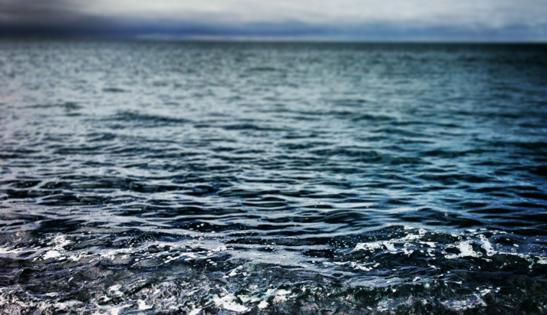 Ondas chegando suavemente ao litoral (Foto: Unsplash/Banco de Imagens Pixabay))