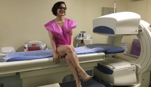 Psicóloga Maria Camila Moura posa de bata rosa em sala de exame (Foto: Arquivo pessoal)