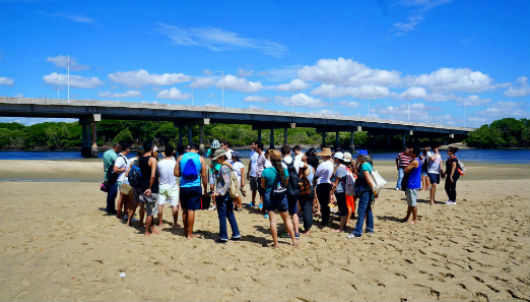 Grupo em área de mangue (Foto: Mozart Lucena/Conhecendo a Extensão)