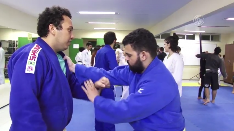 Dois judocas treinam no tatame (Imagem: Gutiérrez Réges/UFCTV)