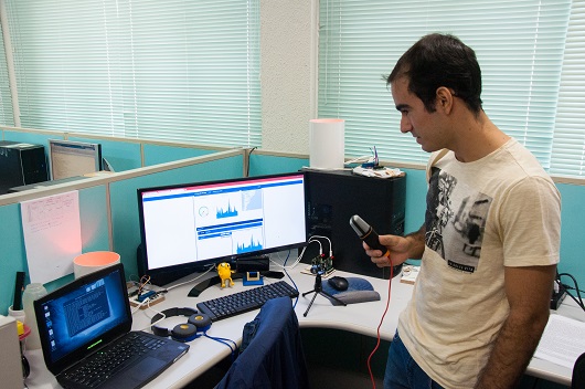 Pesquisador com microfone na mão em frente a computador (Foto: Ribamar Neto/UFC)