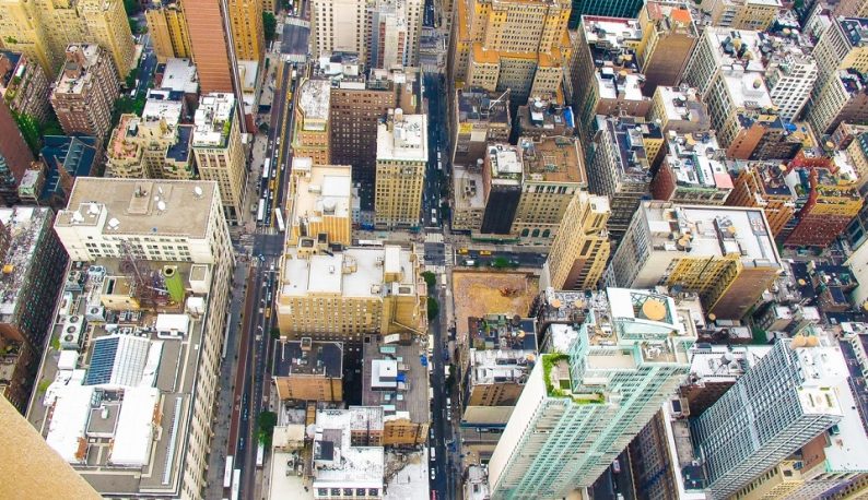 Imagem aérea de um grande centro urbano, com muitos prédios, formando corredores (Foto: Banco de imagens PxHere)