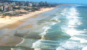 Orla da praia do Futuro com manchas marrons (Foto: Divulgação)
