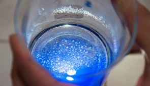 Substância gelatinosa de cor azul (Foto: Ribamar Neto/Agência UFC)