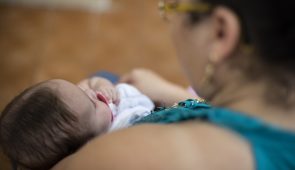 Mãe segurando bebê (Foto: Jr. Panela/UFC)