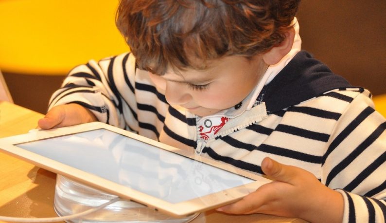 Criança usando tablet Foto: Nadine Doerle/Pixabay)