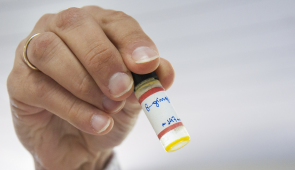 Mão de pesquisador segurando pequeno frasco (Foto: Ribamar Neto/UFC)