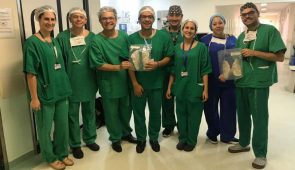 Equipe responsável pela cirurgia segurando a pele de tilápia (Foto: Divulgação)