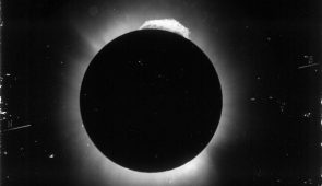 Lua cobrindo o Sol, no momento exato do eclipse observado de Sobral (Foto: Observatório Nacional)