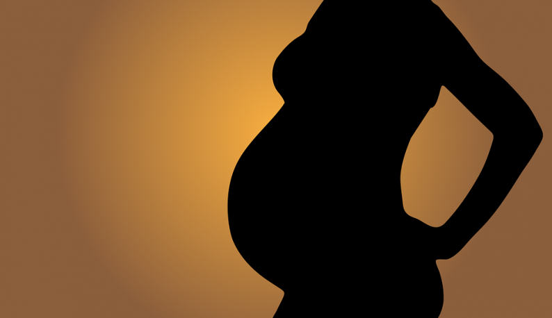 Silhueta de uma grávida, aparecendo do tronco à pelve, em fundo amarelado (Foto: Divulgação)