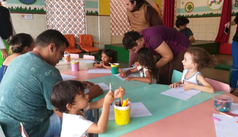 Crianças em uma mesa, desenvolvendo atividades de desenho e pintura no IPREDE (Foto: Clarice Nascimento/PREX-UFC)