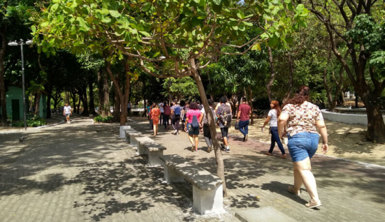 Pessoas caminhando pela calçada do Parque Parreão (Foto: Luana Oliveira/PREX-UFC)