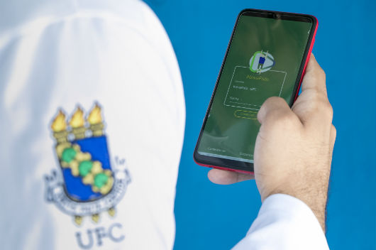 Tela de celular com o layout do aplicativo INOVAFISIO (Foto: Viktor Braga/UFC)