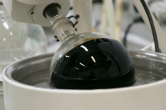 Líquido da casca de castanha de caju (LCC), resíduo industrial utilizado no experimento da pesquisa (Foto: Viktor Braga/UFC)
