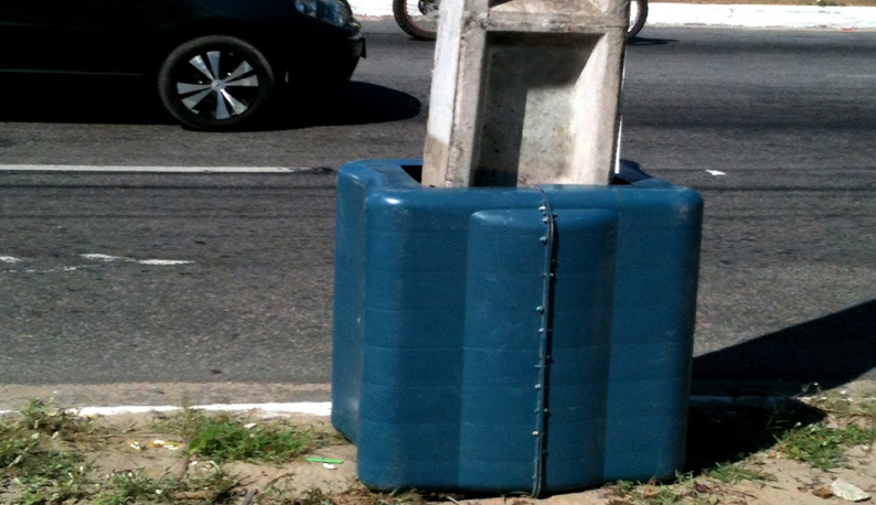 Equipamento de proteção, em cor azul, acoplado ao poste