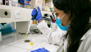 Mulher pesquisadora usando pipeta no balcão do laboratório