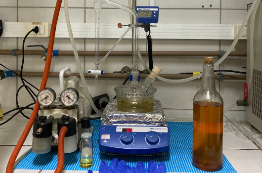 Foto de equipamento de laboratório para produção do biolubrificante