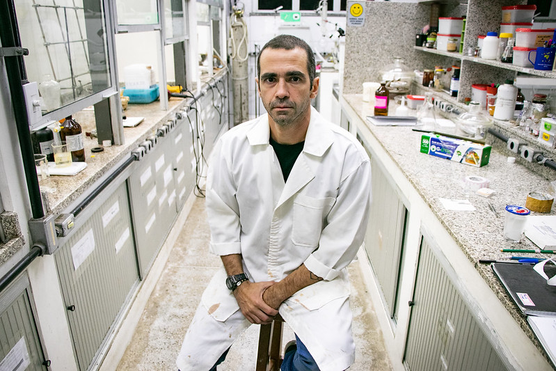 O Prof. Diego Lomonaco no laboratório onde pesquisa o LCC