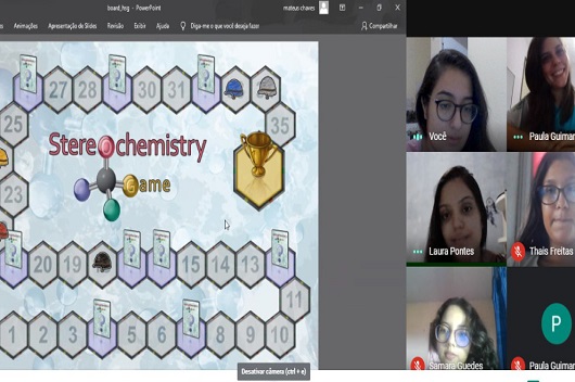 Reprodução de tela de computador no qual há um jogo de química e o rosto de alunos da disciplina, durante aula em formato remoto (Imagem: Divulgação)