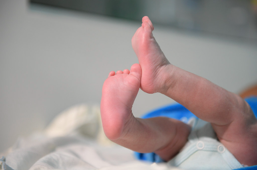 Imagem de pernas de um bebê da maternidade