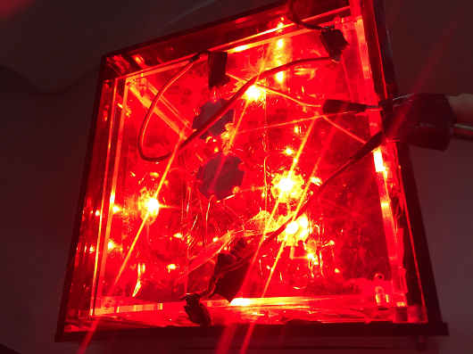 Caixa com interior iluminada por LEDs de cor vermelha