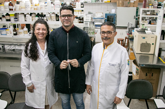 Imagem: foto em laboratório dos professores Mary Anne Bandeira, Edilson Marques e Said Gonçalves