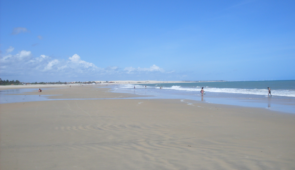 Foto de faixa de areia na Praia do Pecém (Imagem: Wikimedia Commons)