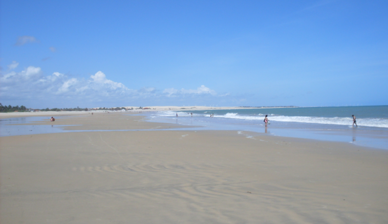 Foto de faixa de areia na Praia do Pecém (Imagem: Wikimedia Commons)