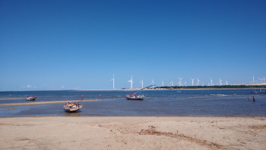 Foto da costa do município de Fortim (Imagem: Wikimedia Commons)