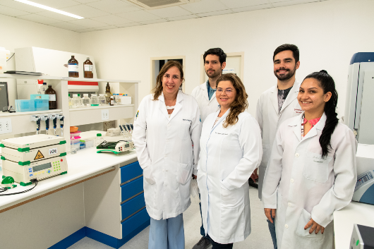 Foto de pesquisadores de jaleco em laboratório