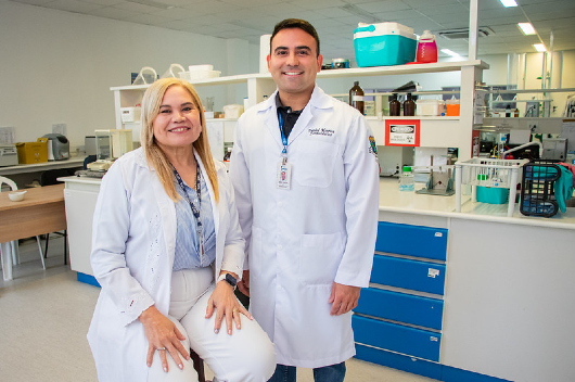 Pesquisadores posam em laboratório