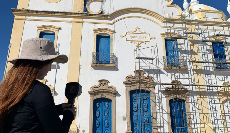 Estudante utiliza equipamento para avaliar as condições de igreja histórica do Aracati