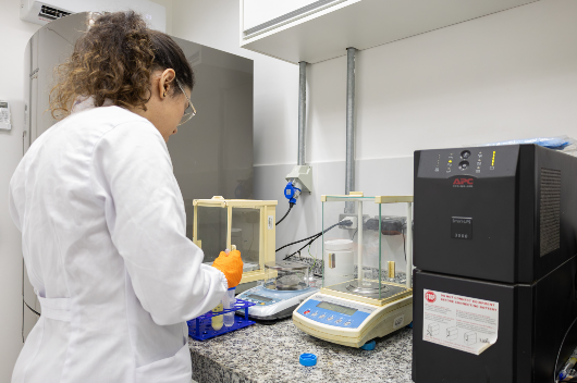 Pesquisadora elabora a nanoformulação do óleo de tilápia nos equipamentos de laboratório