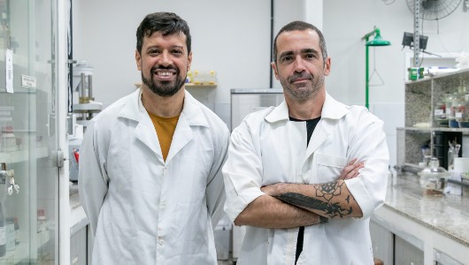 Imagem dos pesquisadores no laboratório, posando para a foto