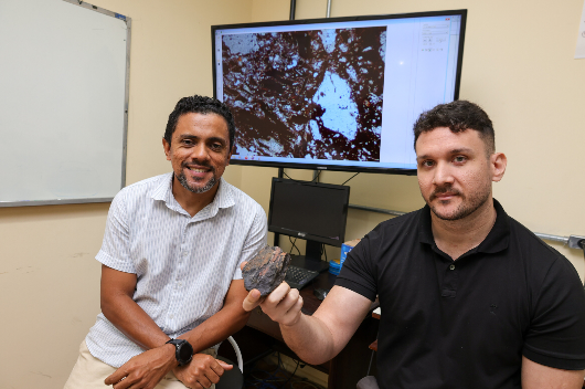 Pesquisadores em laboratório mostram minério estudado