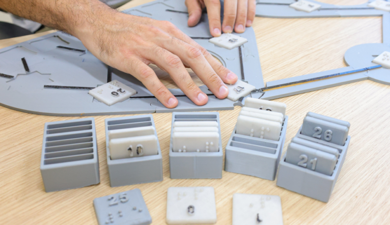 Imagem: dispositivo feito por impressora 3D sendo manuseado por duas mãos