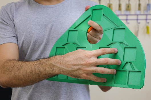 Imagem: versão de teste sendo manuseada pelo inventor