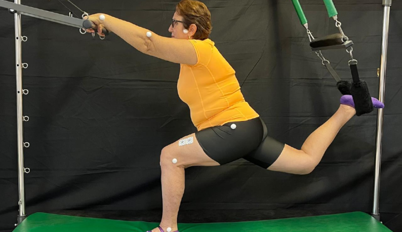 Mulher fazendo exercício de pilates