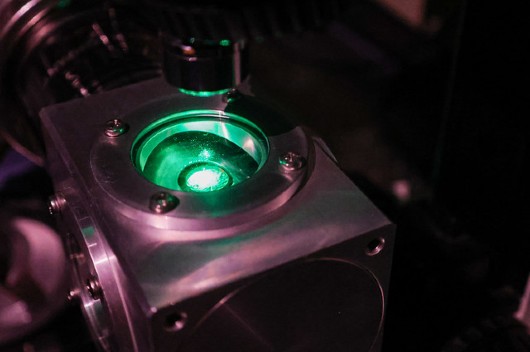 Fotografia de equipamento realizando parte do processo de beneficiamento do grafite em laboratório da UFC (Foto: Ribamar Neto/UFC)