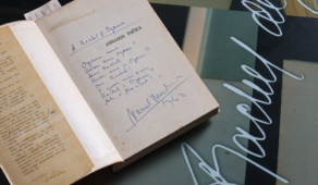 livro aberto na folha de rosto exibindo dedicatória manuscrita por Manuel Bandeira a Rachel de Queiroz