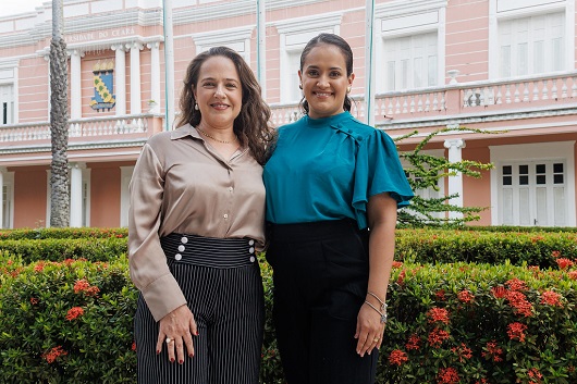 Fotografia das pesquisadoras Mônica Oriá e Ana Carolina Tamboril (Foto: Ribamar Neto/UFC)