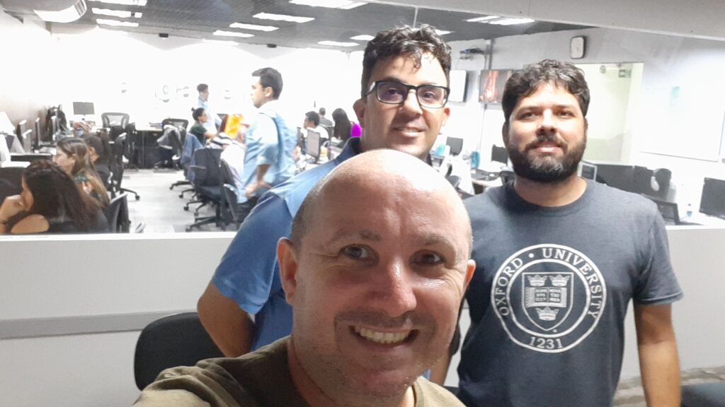 Imagem de uma selfie de três professores na Universidade