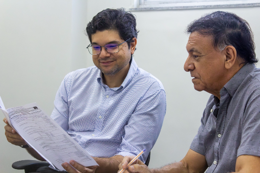 Dois professores analisando um questionário