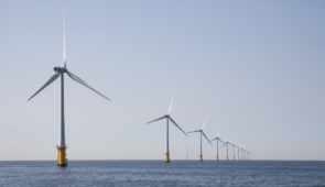 Imagem: torres eólicas instaladas no mar, nos Países Baixos