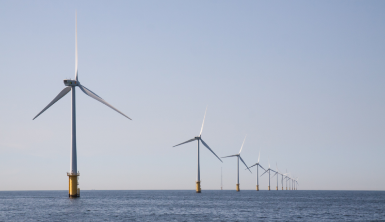 Imagem: torres eólicas instaladas no mar, nos Países Baixos