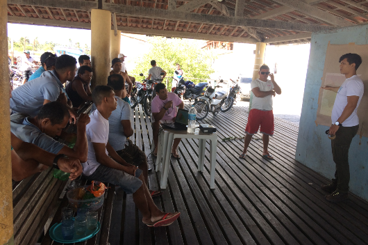 Pesquisador conversa com pesquisadores em vila no Ceará