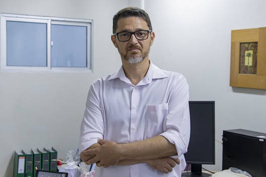 Fotografia do professor Shamyr Castro (Foto: Guilherme Silva/UFC)