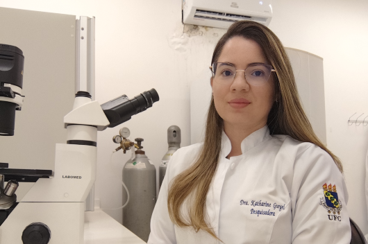 Imagem: pesquisadora em laboratório