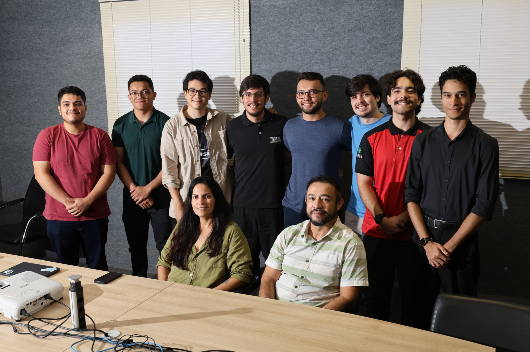 Imagem: Equipe do Laboratório de Engenharia de Sistemas de Computação (LESC), do Departamento de Engenharia de Teleinformática (DETI-UFC), onde o nanossatélite está sendo concebido
