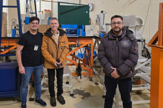 Imagem: Professor Jarbas Silveira com outros pesquisadores em laboratório nos Países Baixos